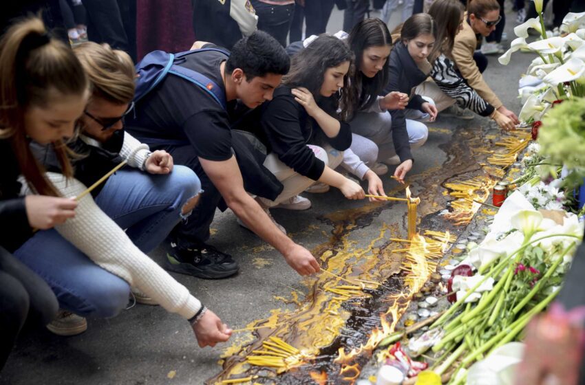  Conmocionados serbios lloran a las víctimas del tiroteo en una escuela de Belgrado