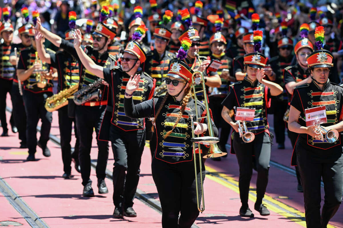 En el Desfile del Orgullo Gay anual de San Francisco, puede esperar ver todo tipo de carrozas exuberantemente decoradas, grupos organizados, políticos, bailarines y, en este caso, una banda de música uniformada con los colores del orgullo gay. 