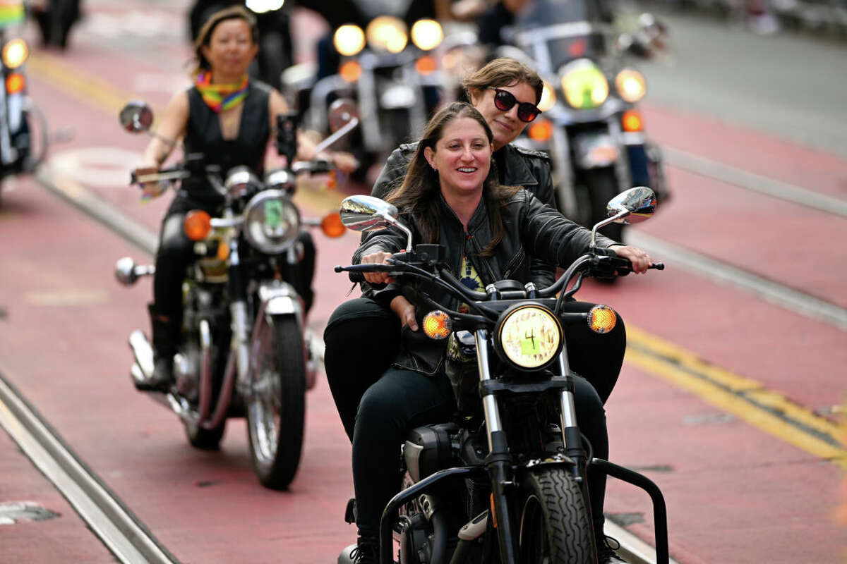 Una pareja monta juntos en el evento Dykes on Bikes el 26 de junio de 2022 en San Francisco, California. 