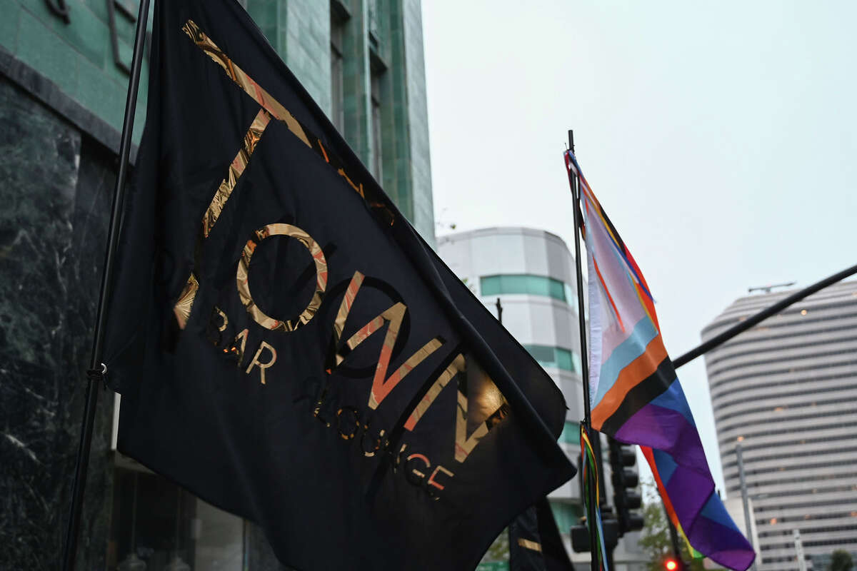 Las banderas comerciales afuera de Town Bar and Lounge en Oakland, California, el sábado 27 de mayo de 2023.