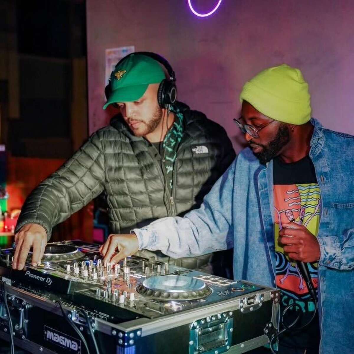 El DJ Charles Hawthorne, a la derecha, se presenta en un evento en Oakland, California, el 15 de mayo.