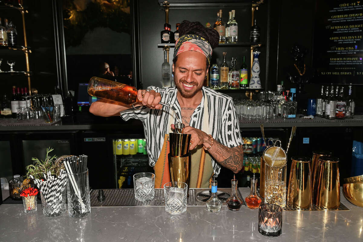 El cantinero Oscar Javier Sinisterra prepara cócteles que preparó en Town Bar and Lounge en Oakland, California, el sábado 27 de mayo de 2023.