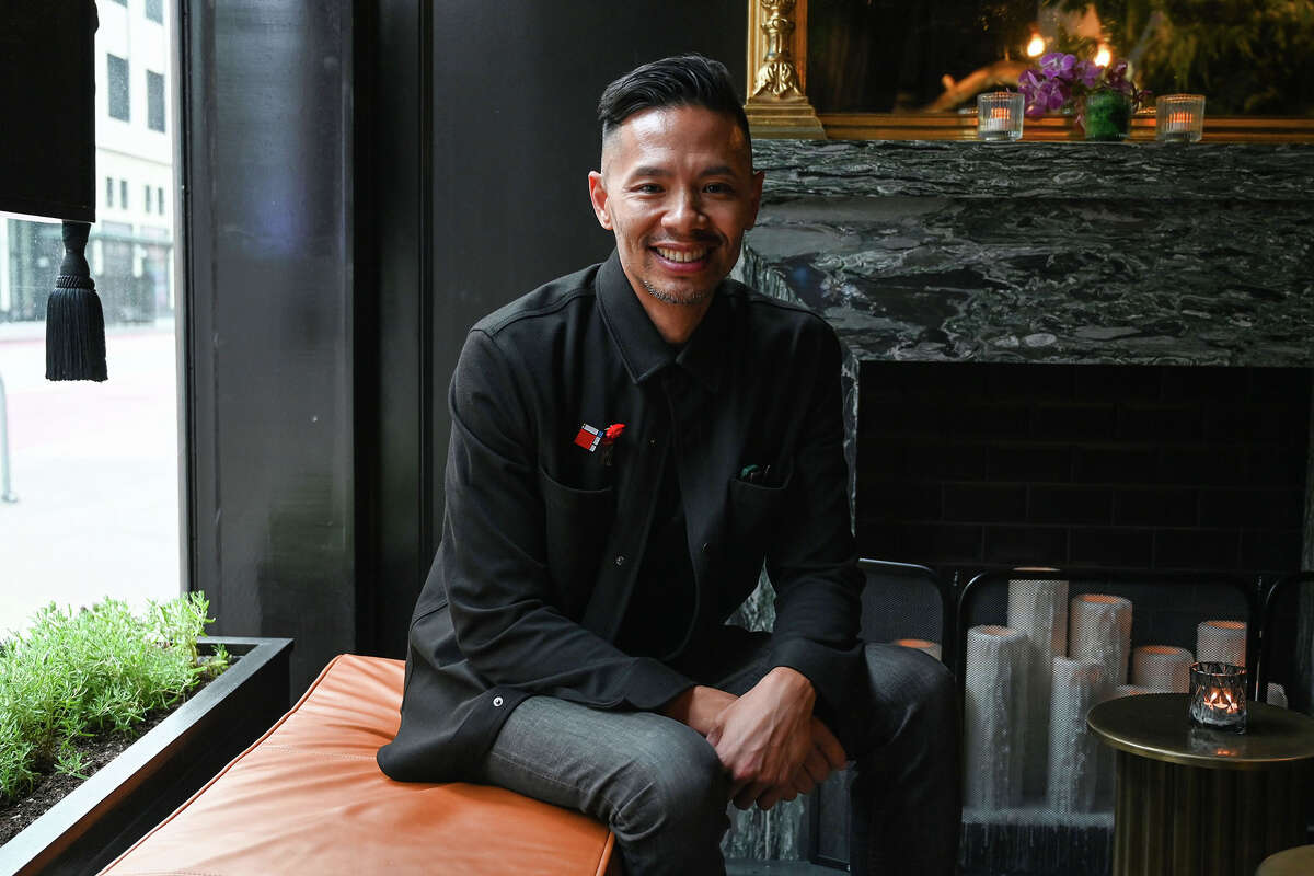 El propietario Joshua Huynh posa en Town Bar & Lounge en Oakland, California, el 27 de mayo.