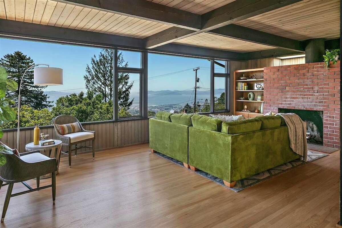 Beverly Cleary y su familia vivieron en la casa de Berkeley Hills durante más de 10 años antes de vendérsela a los Zinn, quienes pusieron la propiedad a la venta por $1.8 millones.