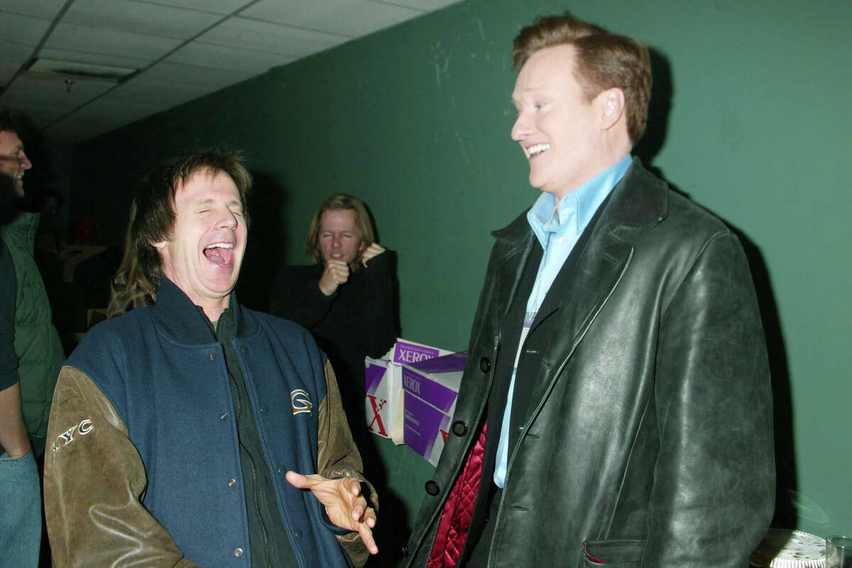 Conan O'Brien y Dana Carvey entre bastidores durante Night of Too Many Stars en el Roseland Ballroom de Nueva York en febrero de 2003.