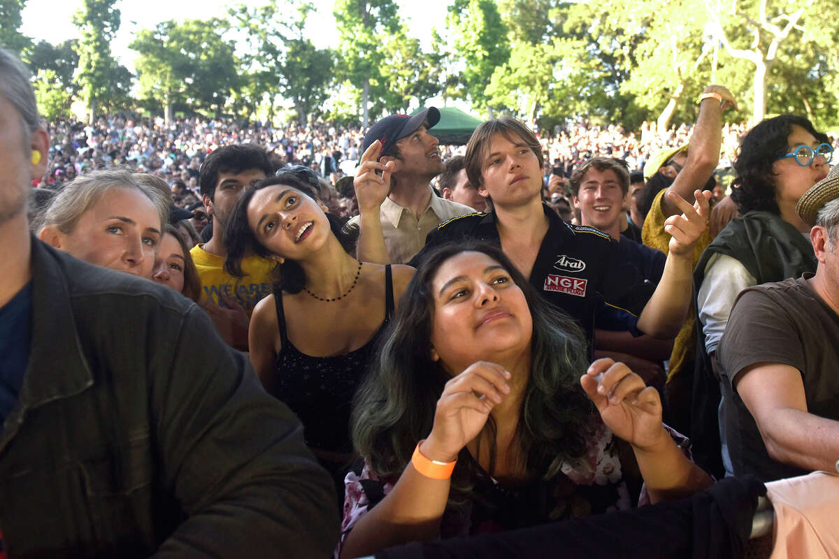 Los fanáticos ven a Jamie xx actuar en el Festival Re:SET, en el Anfiteatro Frost en el campus de Stanford, el viernes 2 de junio de 2023.