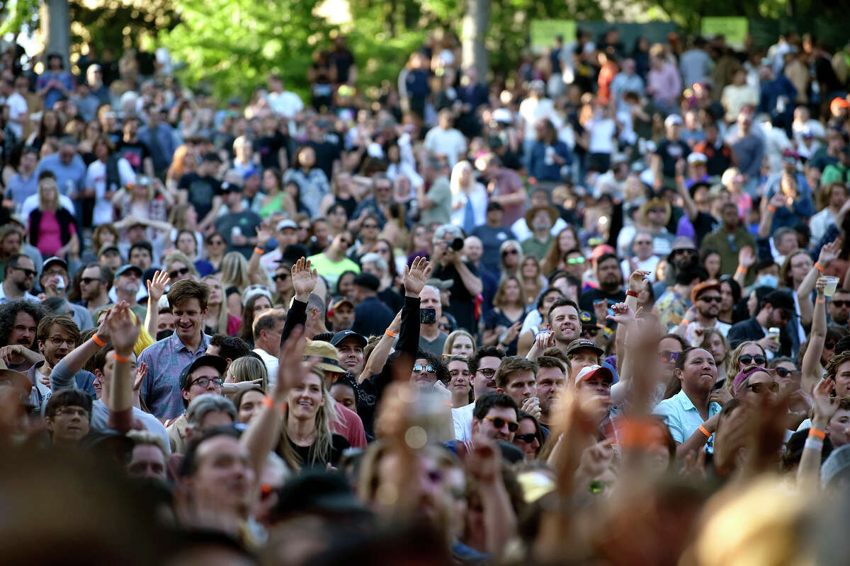 Los fanáticos ven la actuación de Jamie xx durante el Festival Re:SET en el Frost Amphitheater en el campus de Stanford, el viernes 2 de junio de 2023.
