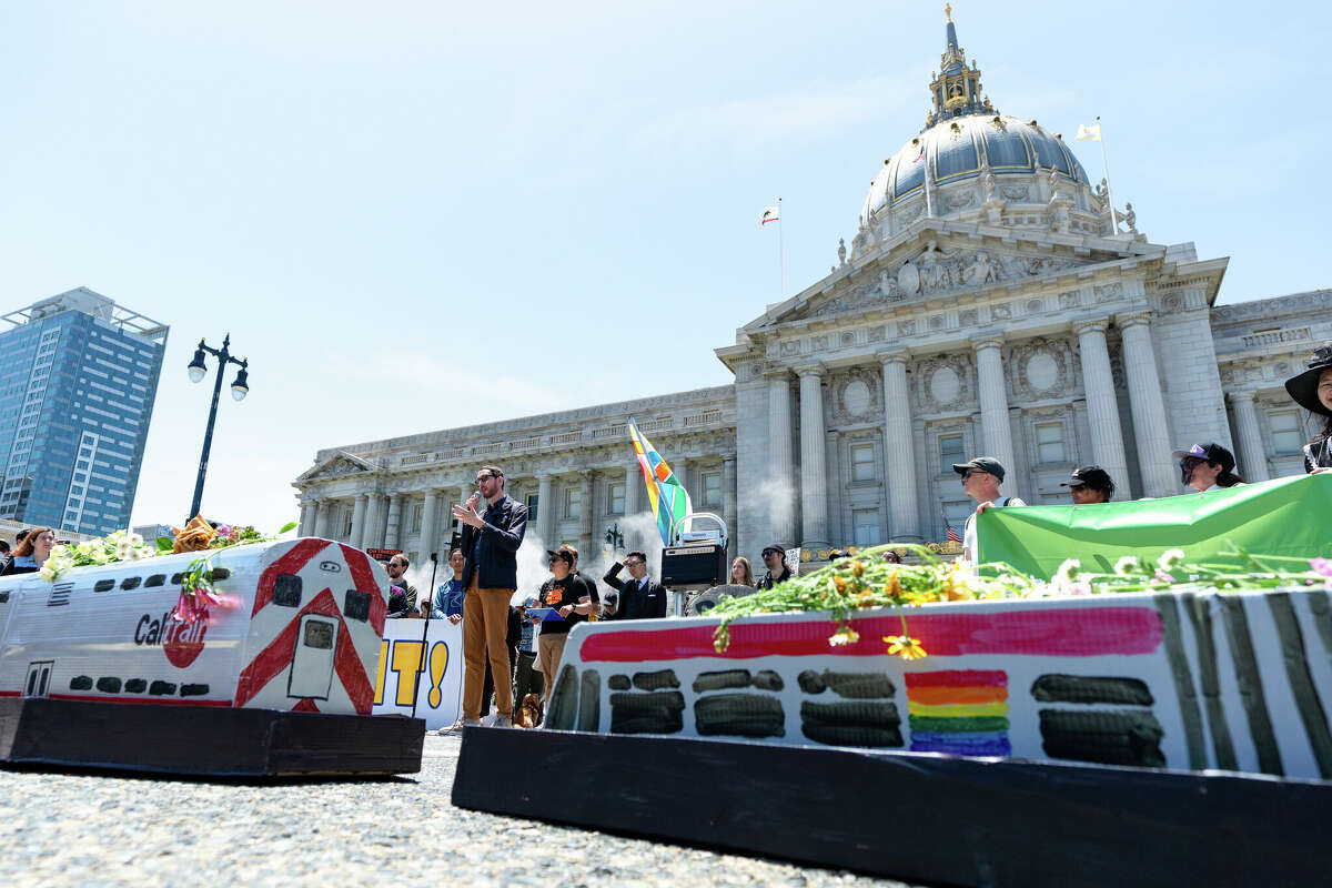 El senador estatal Scott Wiener se dirige a la multitud de asistentes al funeral de tránsito y partidarios de la financiación del transporte público frente al ayuntamiento en el centro de San Francisco, California, el 3 de junio de 2023.