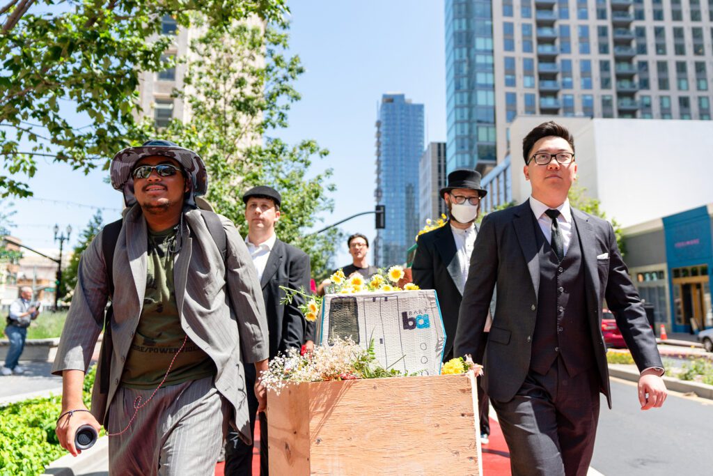 ‘Procesión fúnebre’ realizada para BART por la calle San Francisco