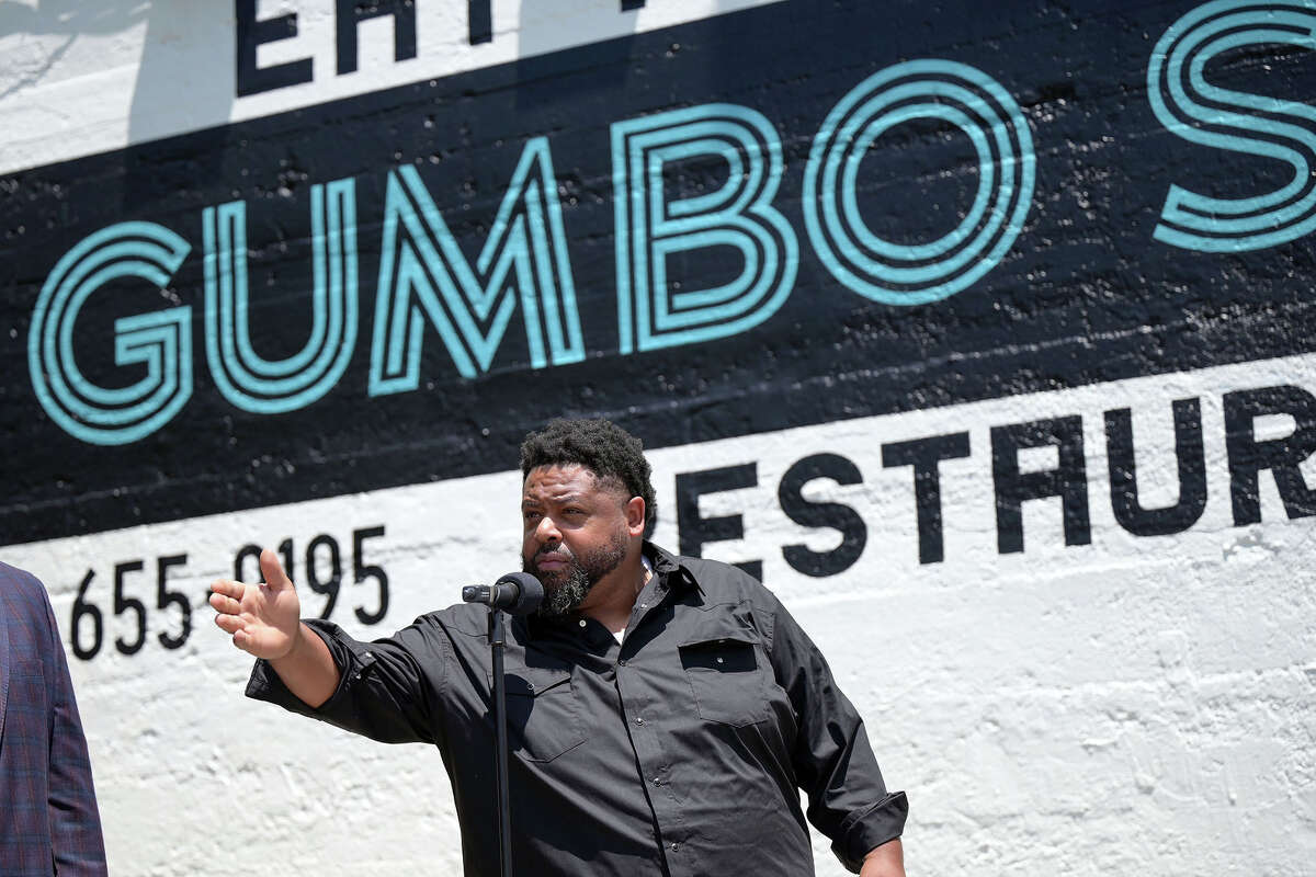 Dontaye Ball habla en la gran inauguración de su nuevo restaurante, Gumbo Social, en San Francisco el sábado 3 de junio de 2023.