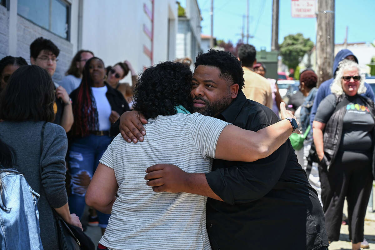 Dontaye Ball, propietario de Gumbo Social, abrazando a las personas que caminaban por Third Street para la apertura de su nuevo restaurante en Bayview en San Francisco el sábado 3 de junio de 2023.