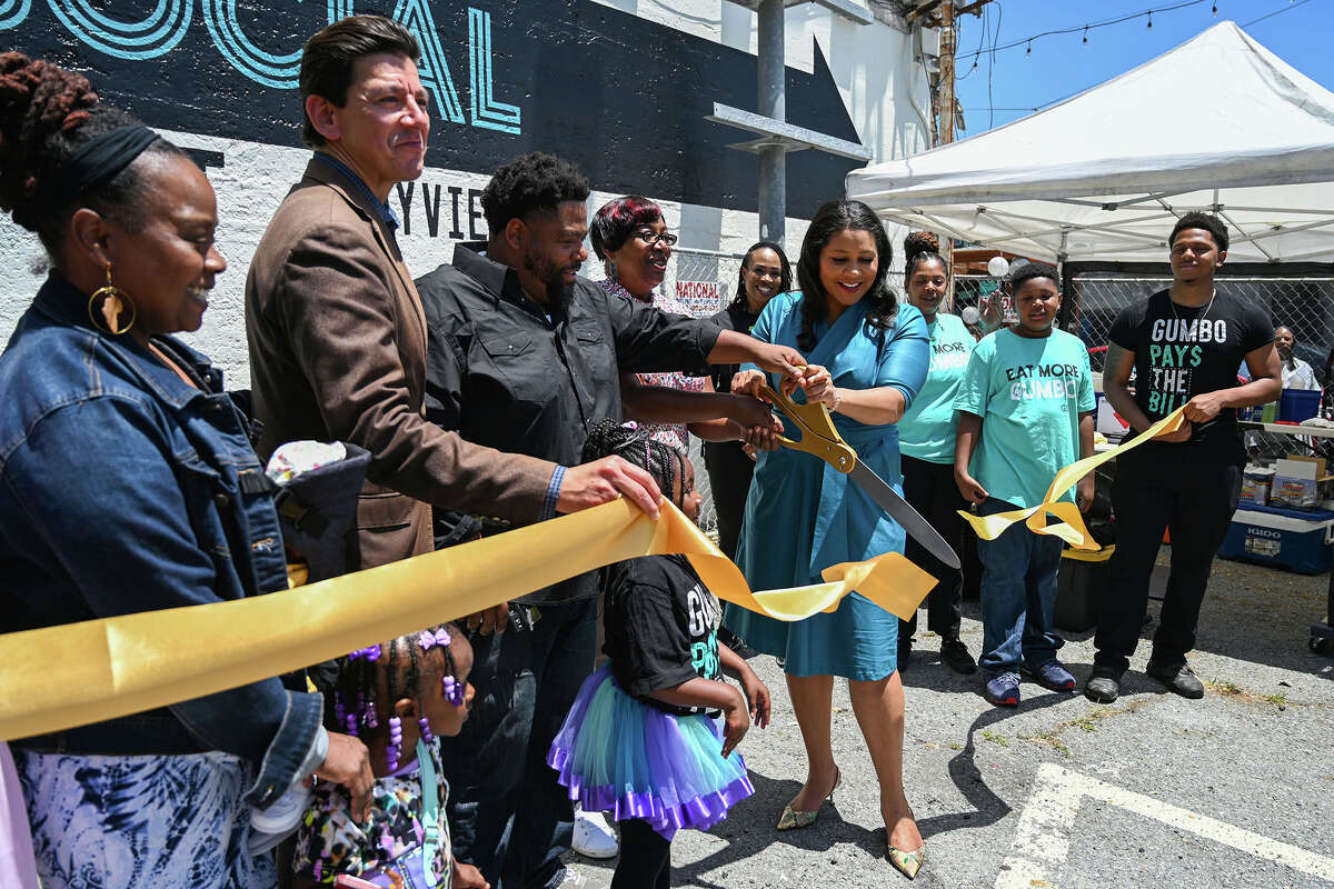 Dontaye Ball, propietario de Gumbo Social, corta la cinta con familiares y amigos para abrir su nuevo restaurante en Bayview en San Francisco, California, el sábado 3 de junio de 2023.