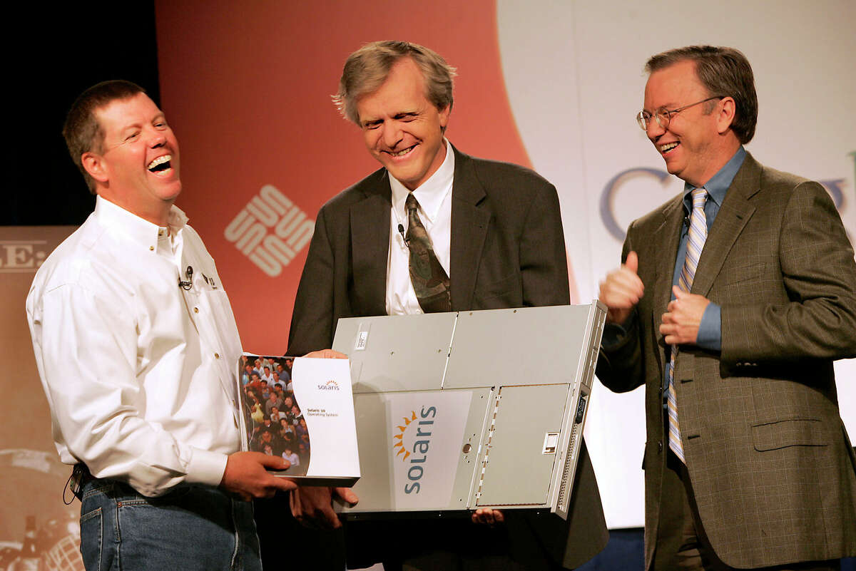 ARCHIVO: Andreas Bechtolsheim entre el CEO de Sun Microsystems, Scott McNealy, a la izquierda, y el CEO de Google, Eric Schmidt, a la derecha, anunciando una nueva colaboración entre las dos empresas en octubre de 2005.