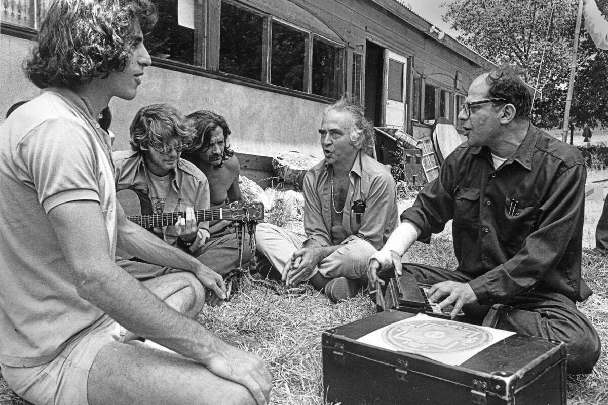 Allen Ginsberg toca con amigos en Struggle Mountain. (Los Altos Hills (California), 1972)