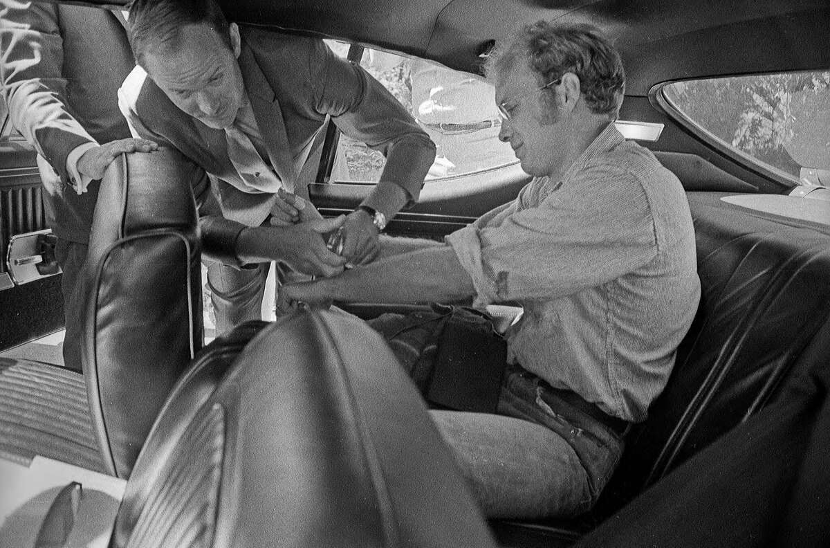 Los alguaciles estadounidenses arrestan a David Harris en Struggle Mountain, Los Altos Hills, California, julio de 1969.