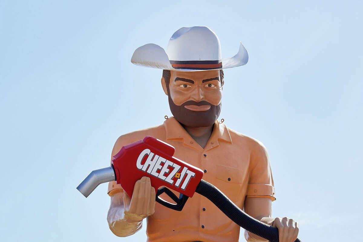  La estatua de Big Josh sosteniendo el Cheez it Pump en Joshua Tree, California, el lunes 5 de junio de 2023.