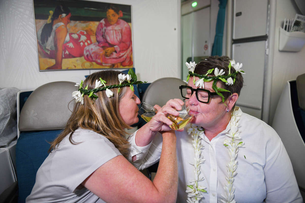 Kris Perry y Sandy Stier renovaron sus votos en un vuelo de Air Tahiti Nui para celebrar 10 años juntos.