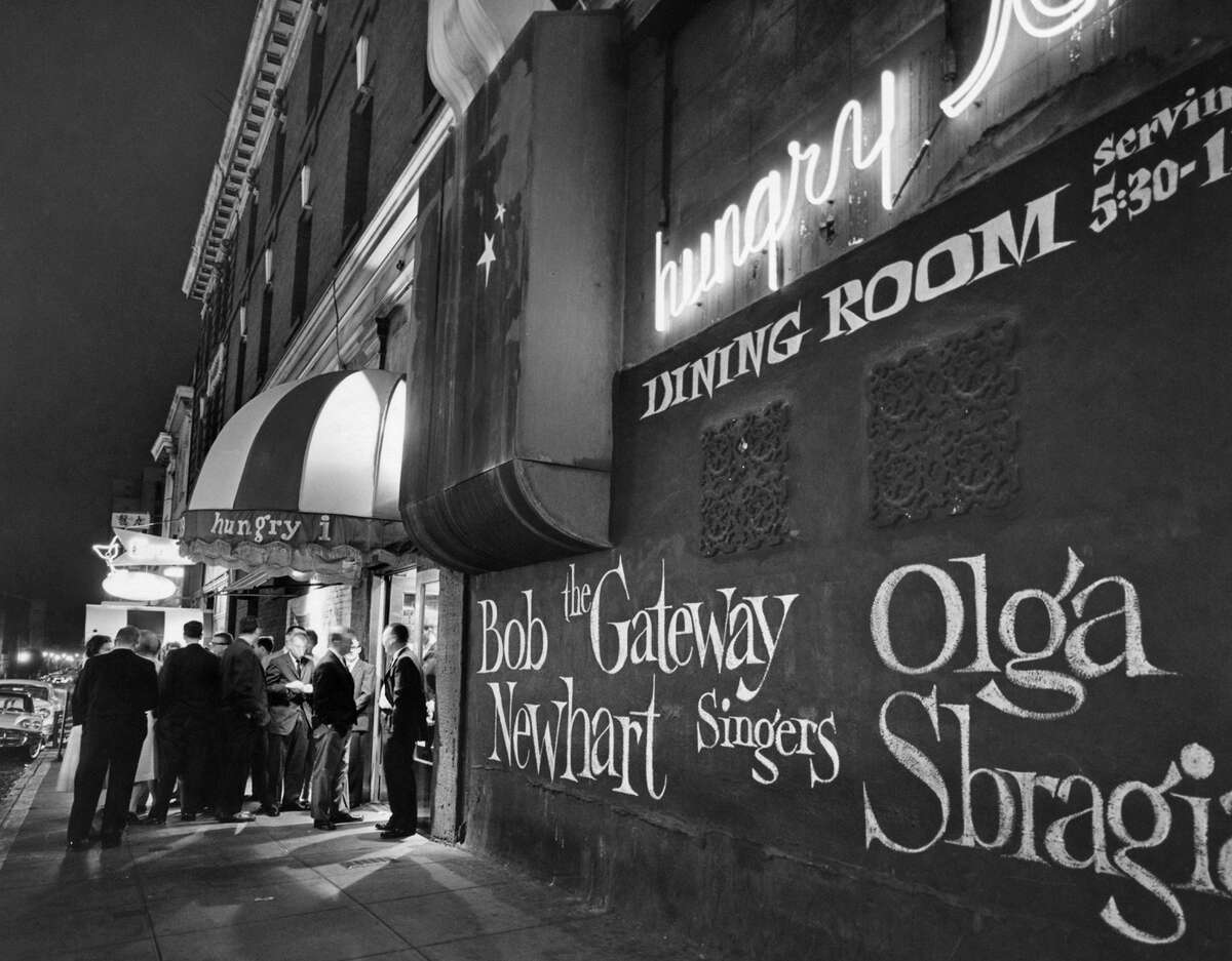 Afuera del club nocturno Hungry I en San Francisco cuando Bob Newhart y los Gateway Singers iban a aparecer en la década de 1960. 