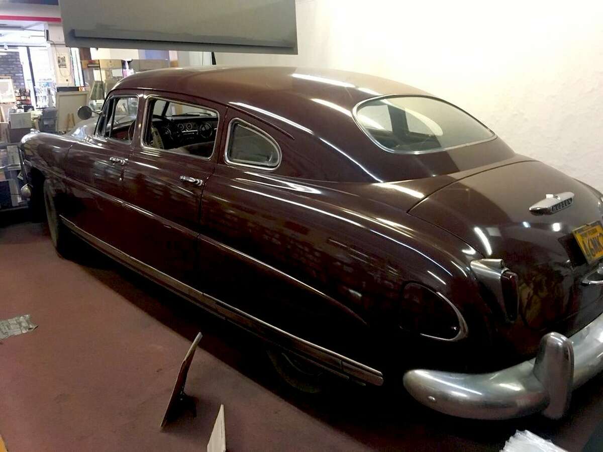 Un Hudson Commodore de 1949, utilizado en la producción de la adaptación cinematográfica de 2012 del libro de Jack Kerouac, "En la carretera" — está estacionado en medio del Museo Beat en San Francisco, California.