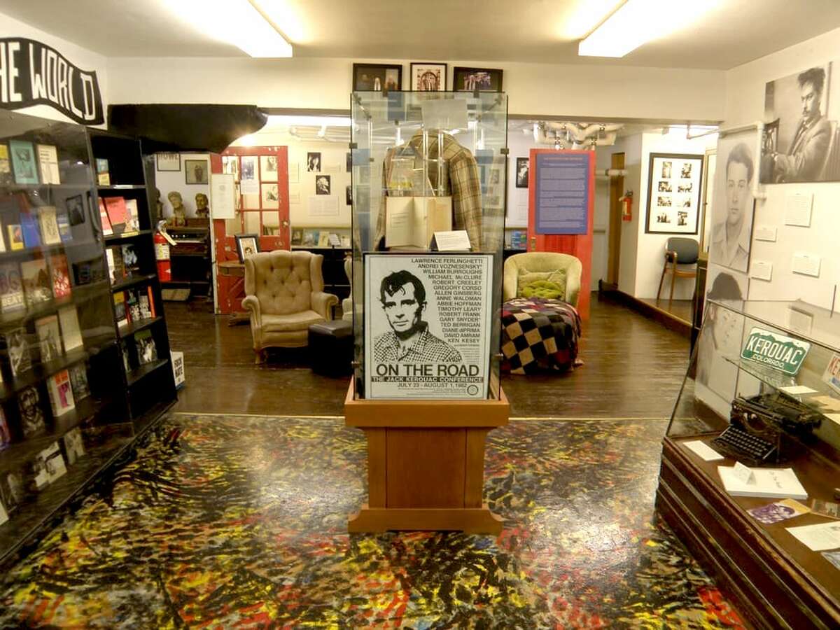 El ambiente relajado del Museo Beat de San Francisco invita a los visitantes a detenerse en las exhibiciones y muchos libros en exhibición.