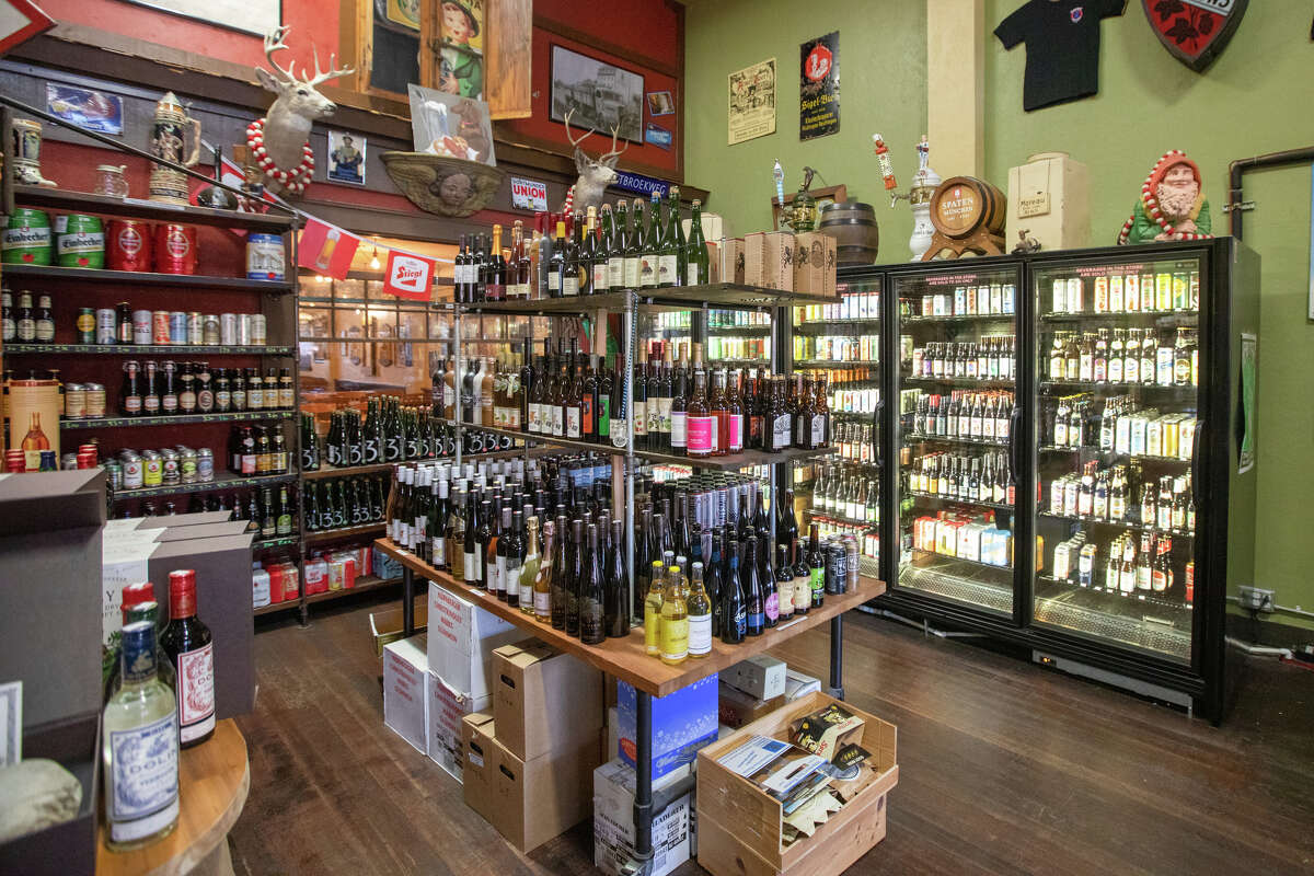 La tienda especializada alemana en la sección frontal de Gourmet Haus Staudt está abastecida con cervezas de Alemania en Redwood California, el 14 de enero de 2022.