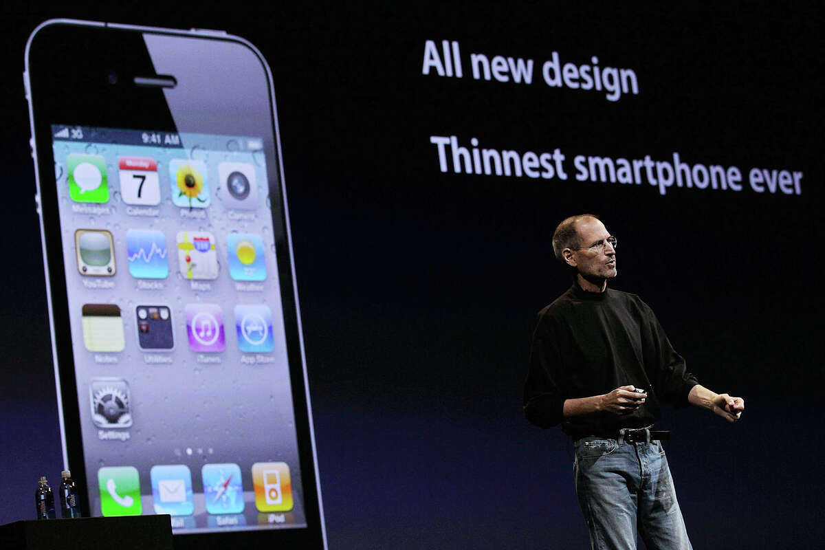 ARCHIVO: El CEO de Apple, Steve Jobs, anuncia el iPhone 4 mientras pronuncia el discurso de apertura en la Conferencia Mundial de Desarrolladores de Apple 2010 el 7 de junio de 2010 en San Francisco.