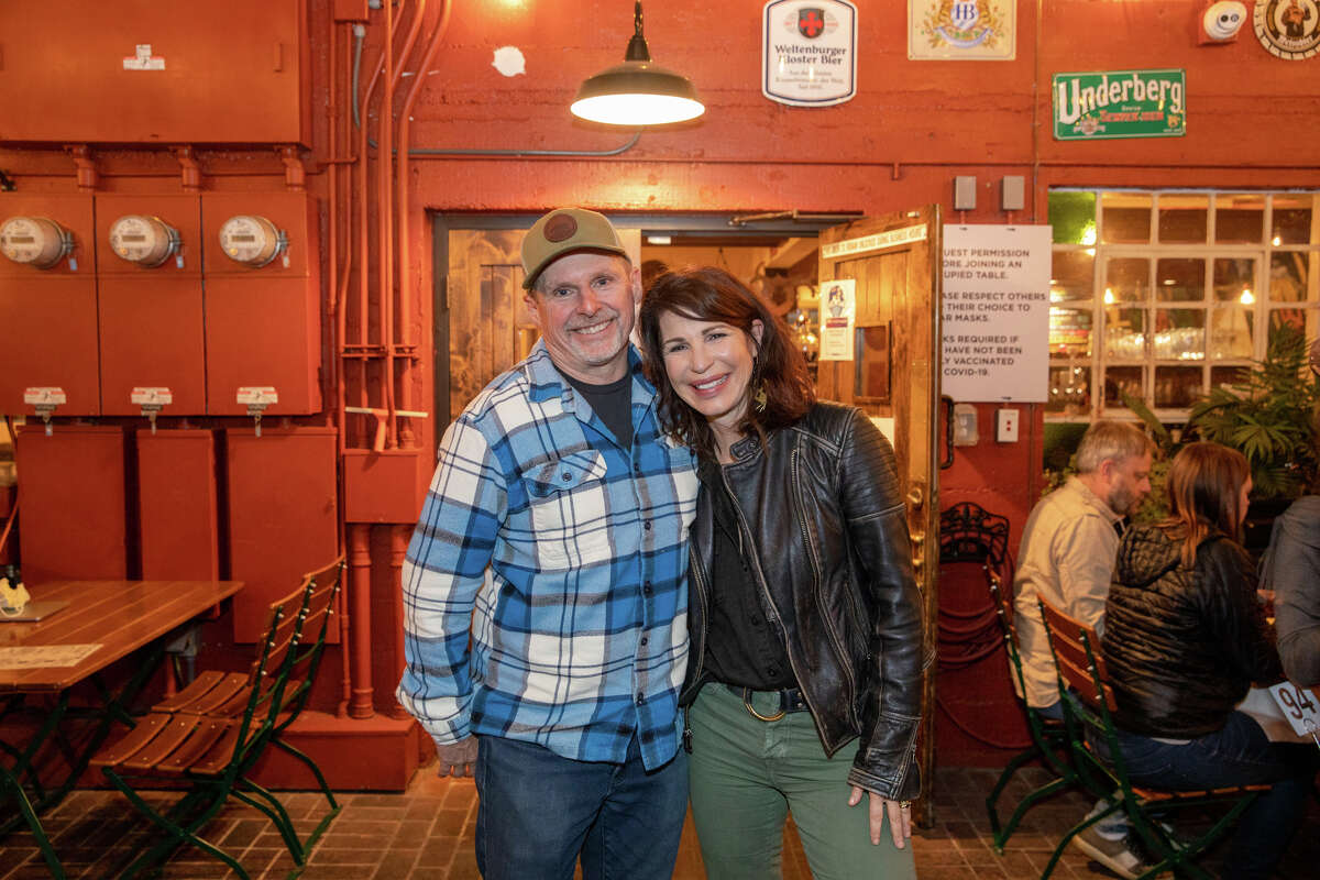 Los propietarios de Gourmet Haus Staudt, Volker y Mary Ann Staudt, se paran dentro de la taberna al aire libre del bar en Redwood City, California, el 14 de enero de 2022.