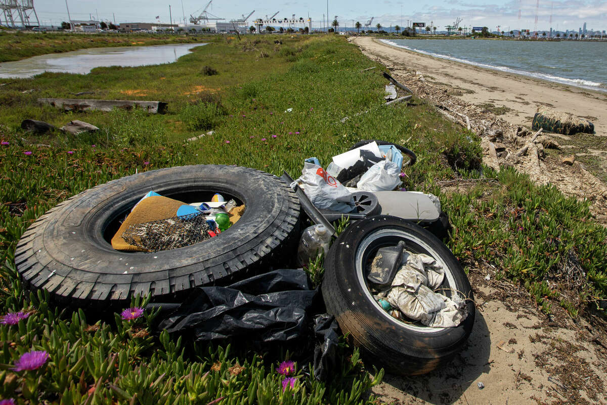 La basura está esparcida junto a Radio Beach en Oakland, California, el 30 de mayo de 2023.