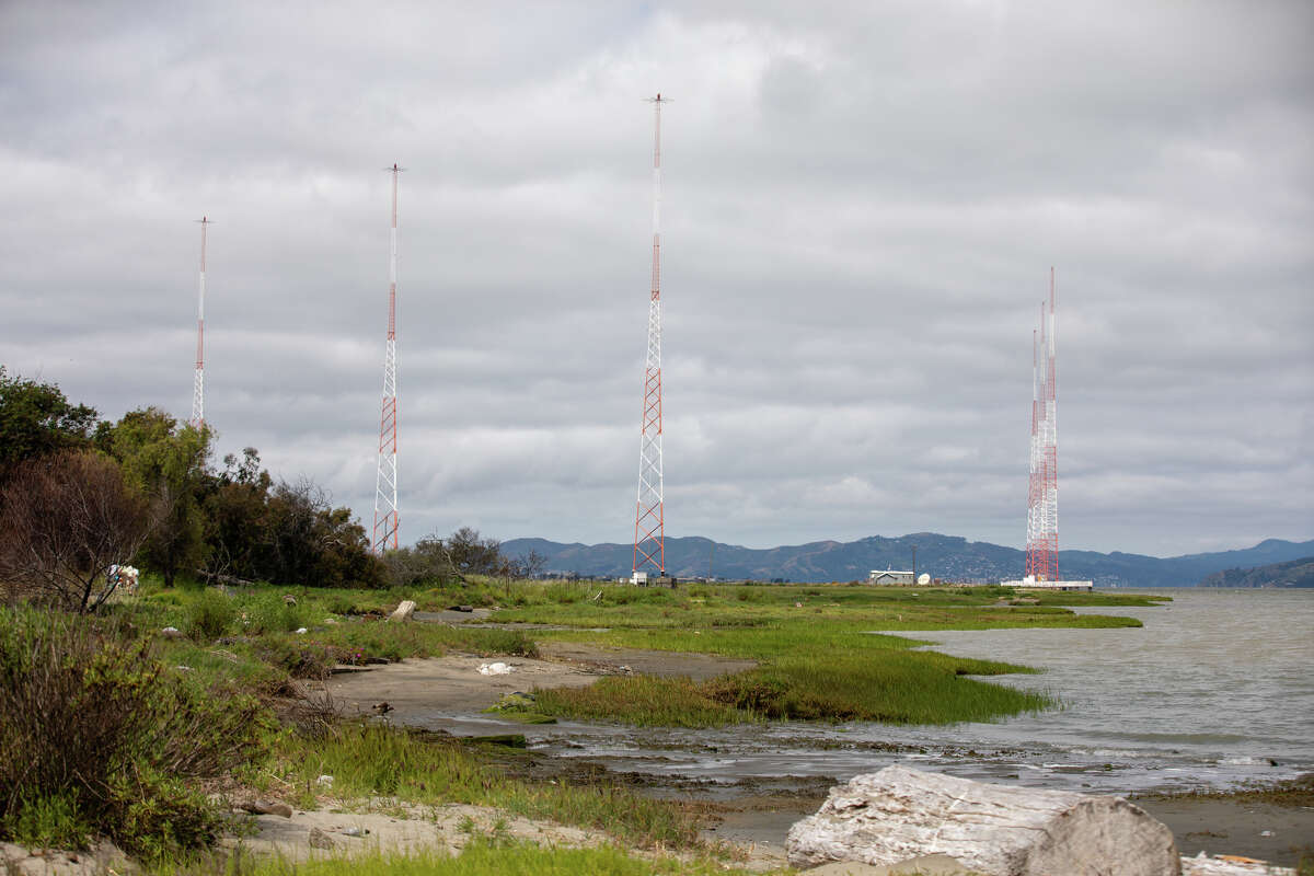 Varias torres de radio se encuentran cerca de Radio Beach, vistas desde el Parque Estatal McLaughlin Eastshore en Oakland, California, el 30 de mayo.