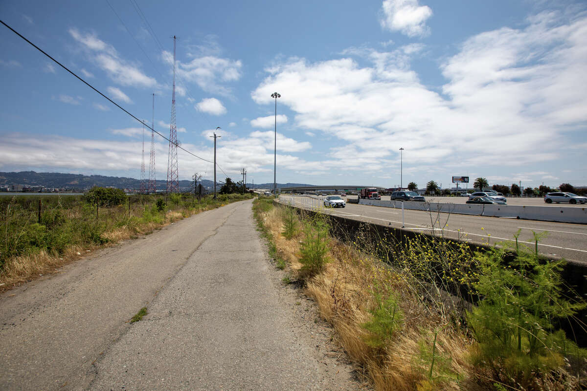 La carretera de acceso a Radio Beach se encuentra junto a la plaza de peaje de Bay Bridge en Oakland, California.