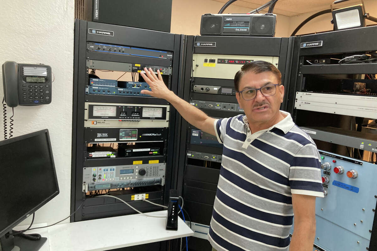 Omar Gallego de KIQI muestra el equipo de transmisión de la estación de radio ubicada cerca de Radio Beach en Oakland, California, el 30 de mayo de 2023.