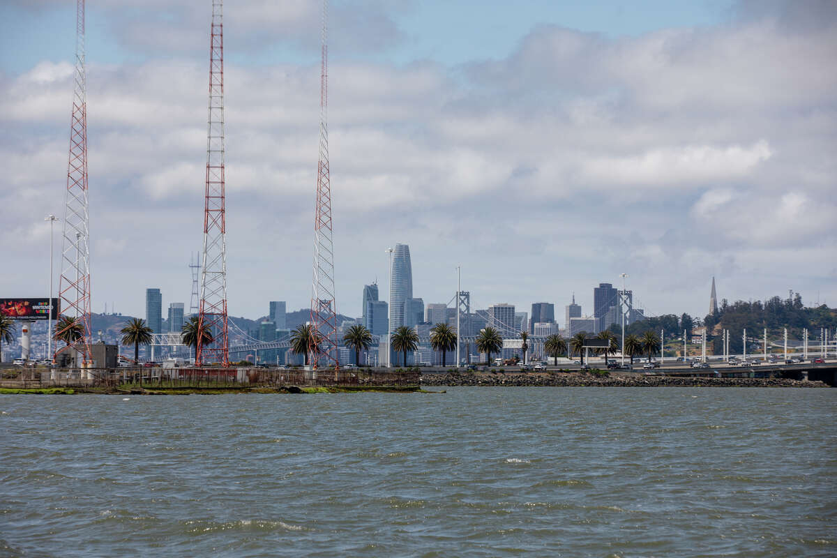 El horizonte de San Francisco y las torres de radio se ven desde Radio Beach en Oakland, California, el 30 de mayo.