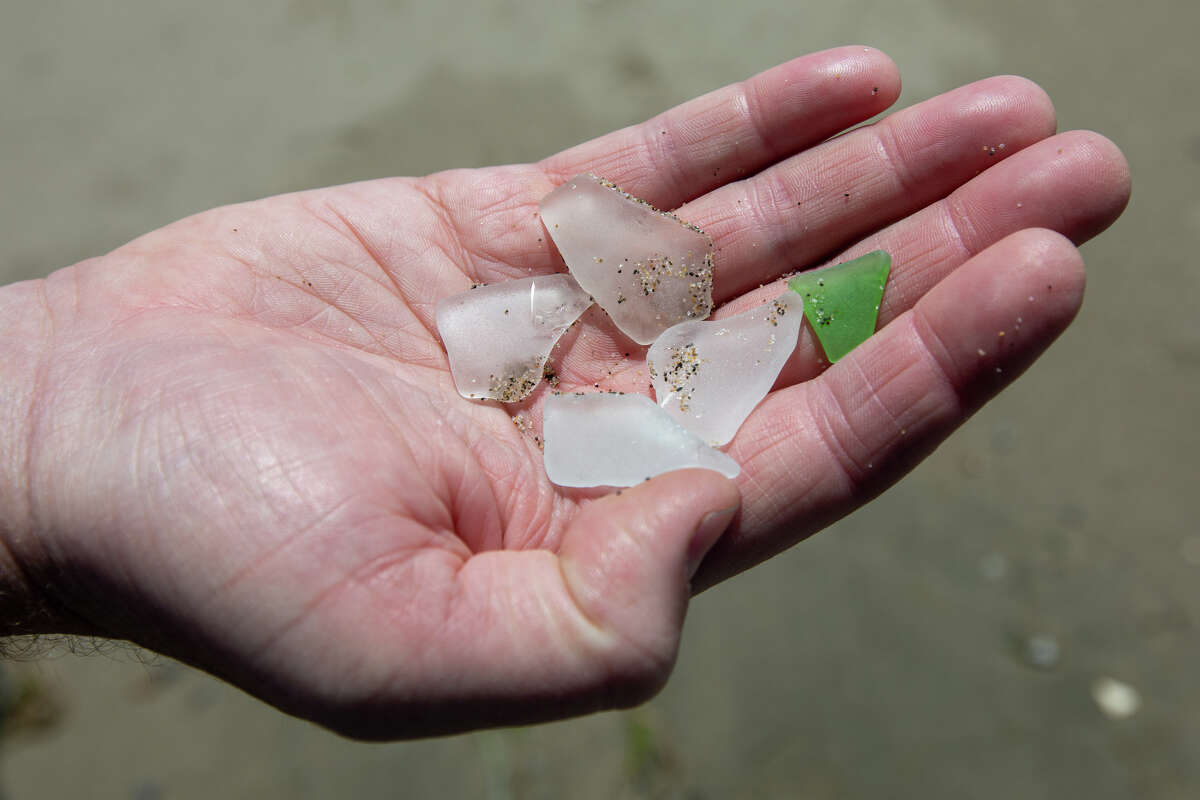 Varias piezas de vidrio marino encontradas en Radio Beach en Oakland, California, el 30 de mayo de 2023.