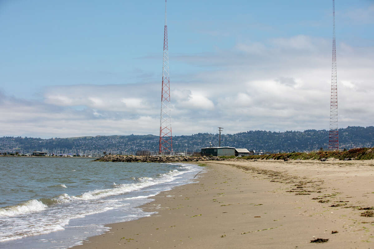 Radio Beach y las torres de radio adyacentes se ven en Oakland, California, el 30 de mayo.