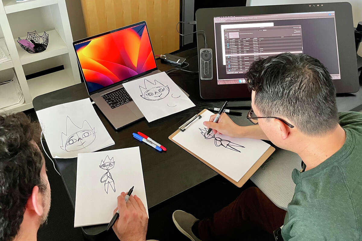 El editor de cultura de SFGATE, Dan Gentile, a la izquierda, recibe una lección de dibujo del artista principal de la historia de Pixar, Le Tang, en la sede de la compañía en Emeryville, California, el 5 de junio.