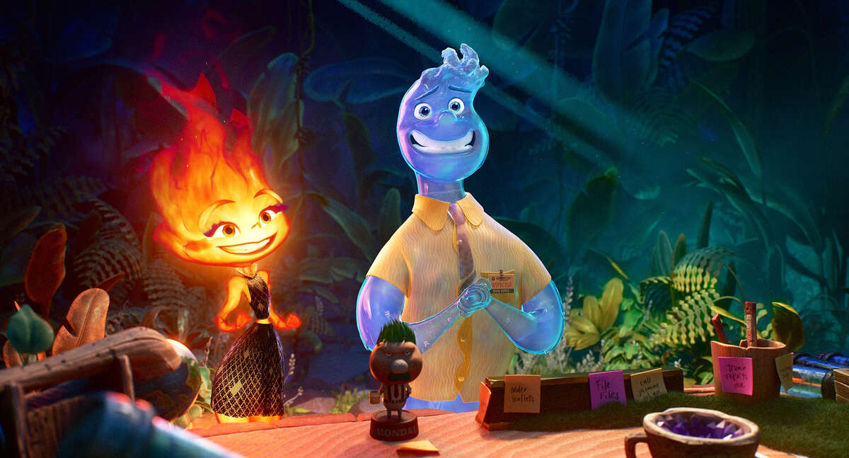 Una película de la próxima película animada de Pixar "Elemental" muestra a los personajes Ember, una llama femenina, y Wade, un cuerpo de agua masculino.