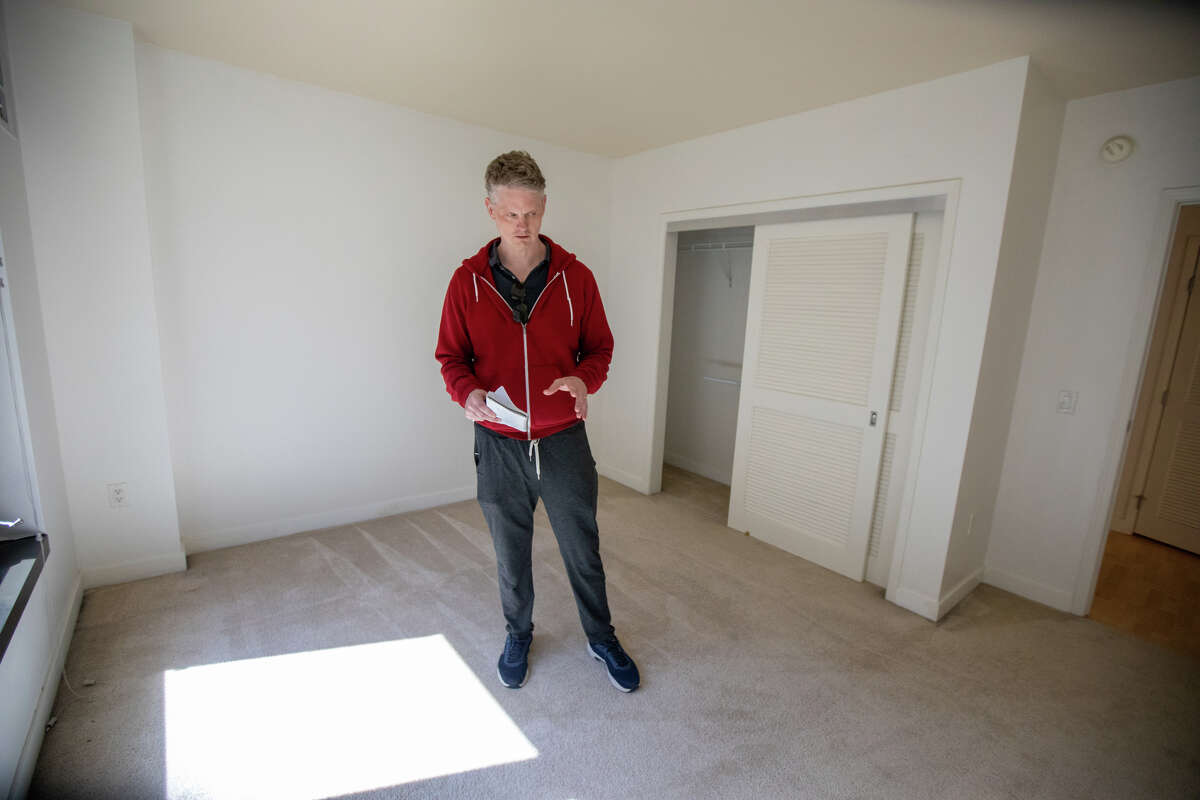 El columnista de SFGATE, Drew Magary, revisa un condominio disponible para la venta en New Montgomery Street en SOMA en San Francisco, California, el 14 de mayo de 2023.