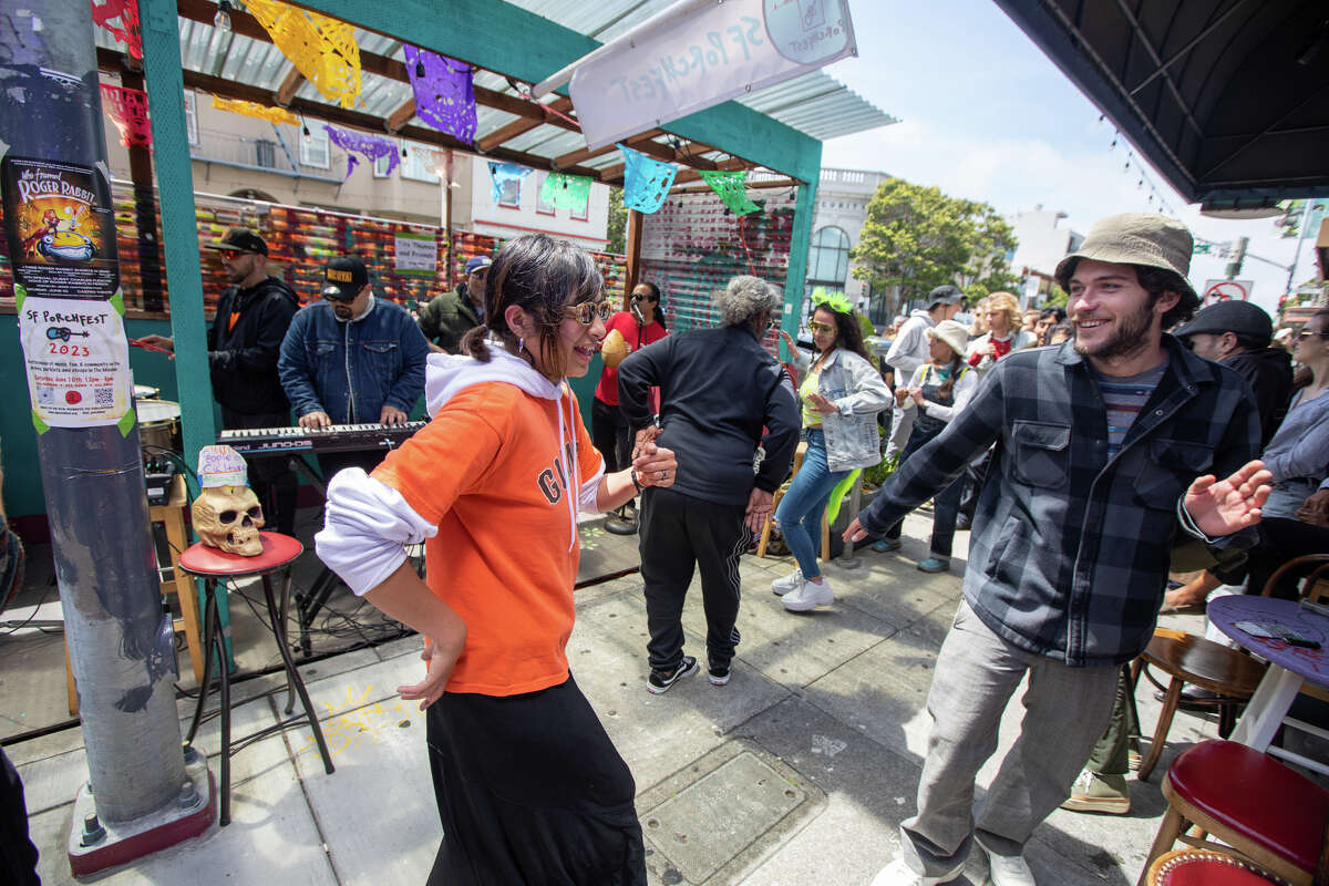Una audiencia fuera de Radio Habana escucha y baila Tito Thumas and Friends en Porchfest 2023, una fiesta de barrio musical comunitaria, en el Distrito de la Misión de San Francisco el 10 de junio de 2023.