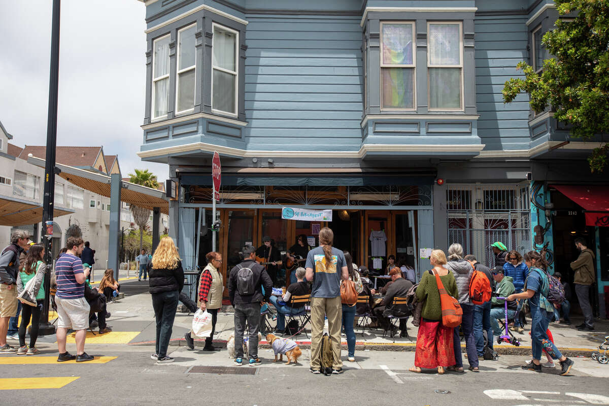 Jerry Giddens se presenta para una audiencia afuera de Ivory & Vine en la esquina de las calles 22nd y Bartlett en Porchfest 2023, una fiesta comunitaria musical, en el Distrito de la Misión de San Francisco, California, el 10 de junio de 2023.