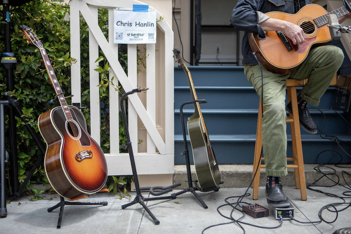 Chris Hanlin se presenta frente a una casa en Bartlett Street en Porchfest 2023, una fiesta comunitaria musical, en el Distrito de la Misión de San Francisco el 10 de junio de 2023.