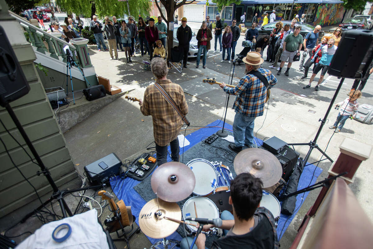 GEN 11 se presenta en un escenario improvisado afuera de una casa en 21st Street en Porchfest 2023, una fiesta comunitaria musical, en el Distrito de la Misión de San Francisco el 10 de junio de 2023.