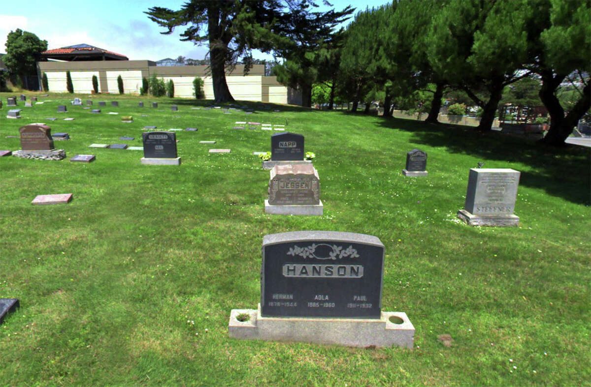 Lápida de Paul Hanson en el cementerio Cypress Lawn en Colma, California.