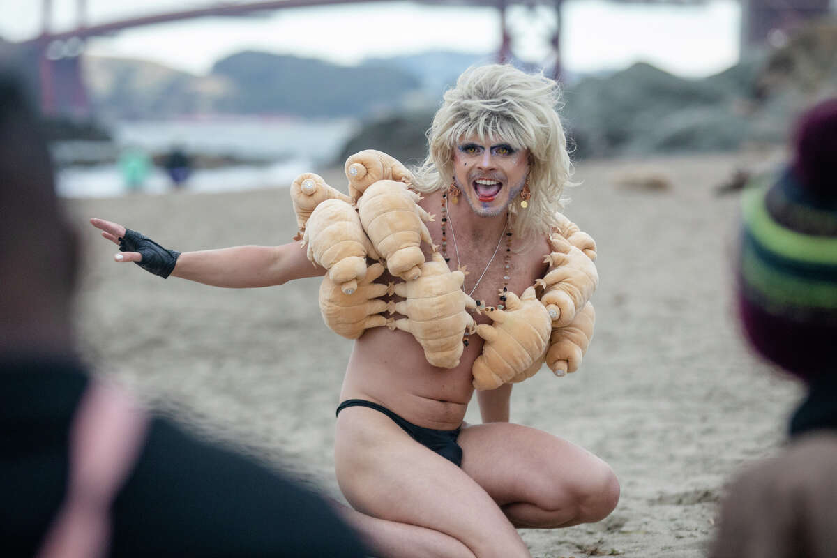 Syzygy actúa en Golden Hour Drag, un espectáculo de drag en Baker Beach en San Francisco, California, el 9 de junio de 2023.