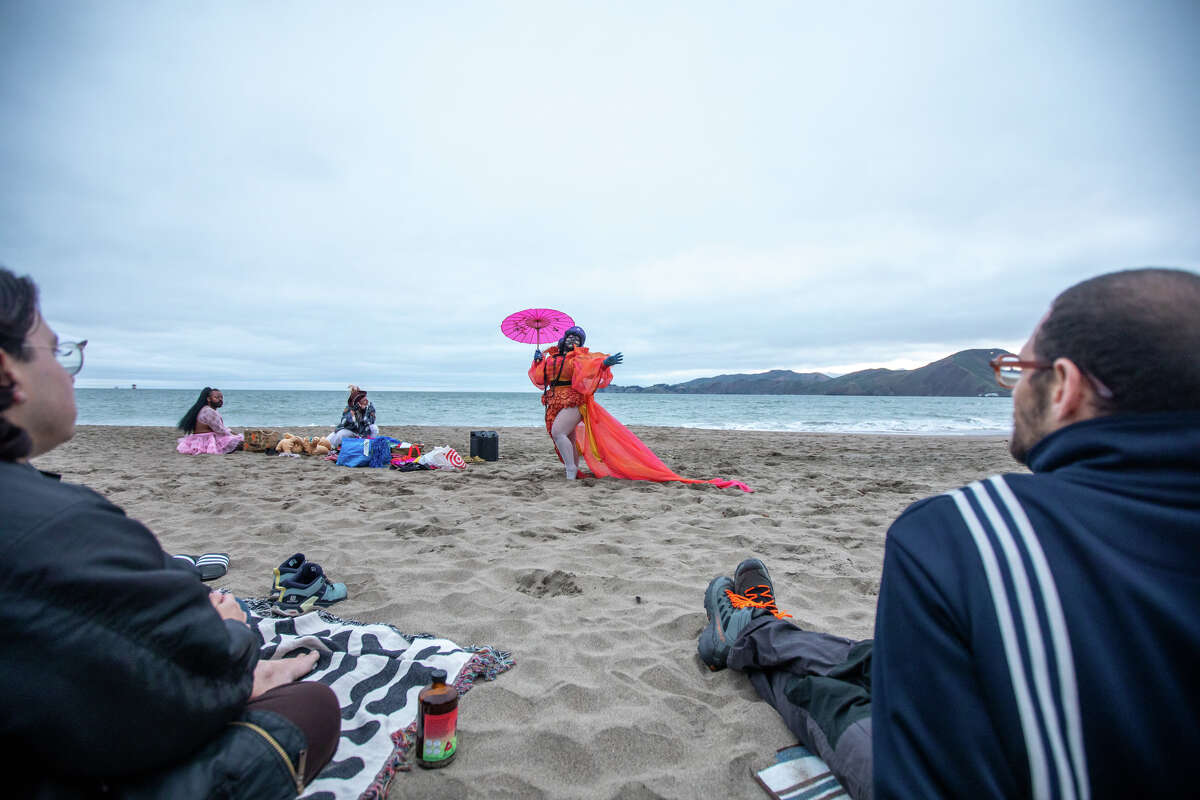 Obsidienne Obsurd se presenta en Golden Hour, un espectáculo de drag en Baker Beach en San Francisco, el 9 de junio de 2023.