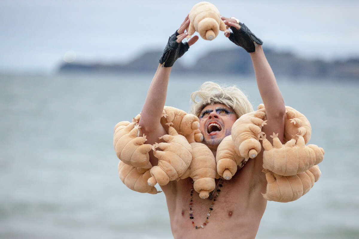 Syzygy se presenta en Golden Hour, un espectáculo de drag en Baker Beach en San Francisco, el 9 de junio de 2023.