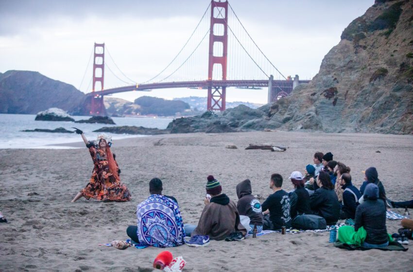  El corazón de San Francisco late en un espectáculo de drag al atardecer en Baker Beach