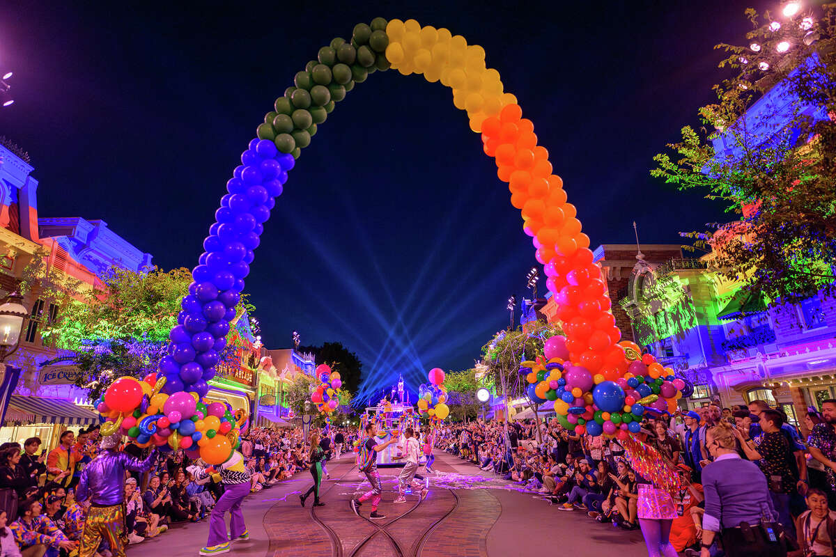 Pride Parade en Disneyland Pride Nite en Anaheim, California, el 13 de junio de 2023.