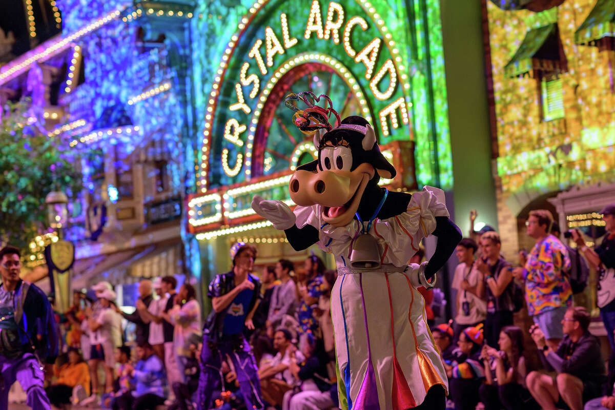 Clarabelle Cow en el Pride Parade en Disneyland Pride Nite en Anaheim, California, el 13 de junio de 2023.