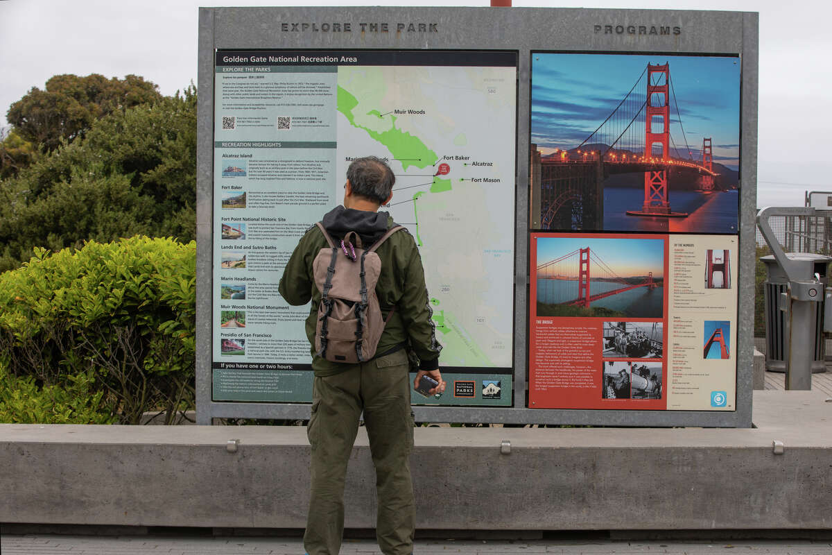 Un turista mira un mapa cerca del puente Golden Gate en San Francisco, California, el 31 de mayo de 2023.