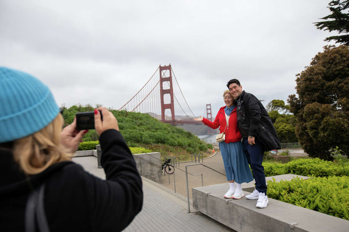 Los turistas se toman una foto cerca del puente Golden Gate en San Francisco, California, el 31 de mayo de 2023.
